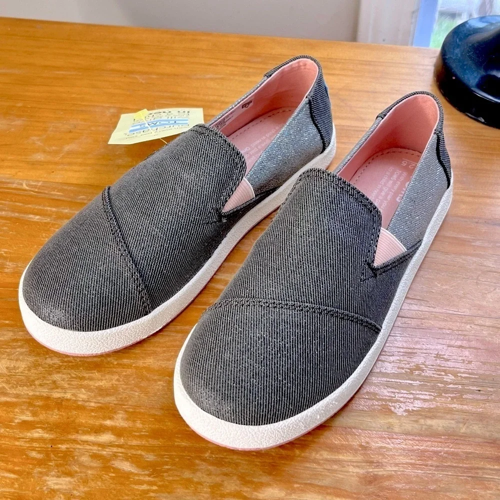 NWT TOMS Avalon Youth Slip On